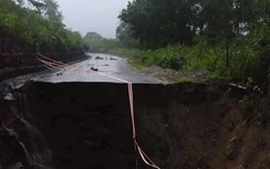 Thái Nguyên: Một hố sụt lún sâu khoảng 10m cắt đôi QL3B, giao thông tê liệt