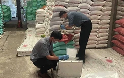 Cần Thơ phạt chủ cơ sở mua gạo Ấn Độ gắn nhãn "Một buội đỏ Hồng Dân"