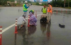 Khẩn trương lắp đặt tạm cọc tiêu mềm hướng dẫn, phân làn đường tại đảo nút giao QL9A