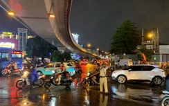 TP.HCM: Mưa lớn liên tiếp, CSGT ứng trực 24/24h hỗ trợ người dân vùng ngập
