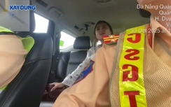 Những hình ảnh ấm áp giữa tâm lũ miền Trung