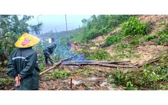 Mưa lớn gây sạt lở, ách tắc trên quốc lộ 12C qua Hà Tĩnh