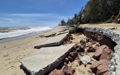 Sóng dữ xé toạc tuyến đường bê tông ven biển ở Quảng Ngãi