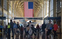 Sân bay tắc nghẽn, nghị sĩ Mỹ phải đi xe chung, xe máy vượt đường xa đến Quốc hội