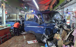 Xe tải bất ngờ tăng tốc lao vào chợ ở Hàn Quốc, làm 20 người thương vong