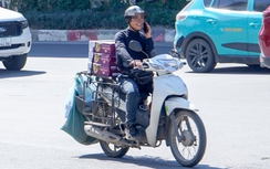 Hà Nội: Nửa ngày, xử phạt 84 tài xế dùng điện thoại khi đi xe máy