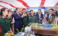 Bộ trưởng Trần Hồng Minh thăm triển lãm 80 năm Trường Đại học GTVT