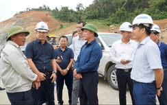 Deputy Minister Nguyen Viet Hung calls for stricter monitoring to keep expressway on time