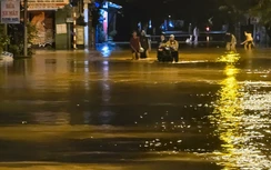 Nước lũ dâng cao, người dân bì bõm lội lụt trong đêm ở Quảng Trị