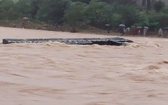 Cố băng qua cầu tràn ở Quảng Trị, xe đầu kéo bị nước lũ cuốn trôi, tài xế mất tích