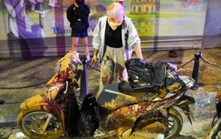 Truy tìm ô tô làm rơi bùn trên phố trung tâm Hà Nội làm nhiều người ngã