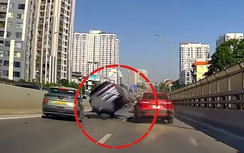 Hà Nội: Ô tô 5 chỗ va chạm liên hoàn trên Vành đai 2, giao thông ùn tắc