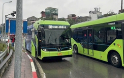 CSGT Hà Nội xử phạt xe buýt đi sai lộ trình, gây ùn tắc qua cầu Chương Dương