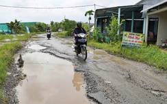 Cà Mau: Người dân ngán ngẩm mỗi khi qua tuyến đường trung tâm xã chi chít ổ gà, ổ voi