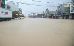 Lũ nhấn chìm nhiều khu dân cư ở miền Trung, giao thông chia cắt