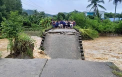Quảng Ngãi: Mưa lũ làm sập cầu, người đi xe máy rơi xuống sông may mắn thoát nạn