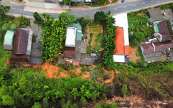 Quả đồi sạt lở "tấn công" nhà dân, uy hiếp an toàn quốc lộ qua Quảng Ngãi