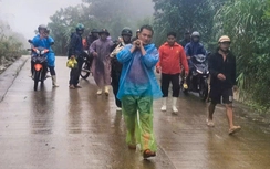 Đà Nẵng: Sạt lở vùi lấp 6 ngôi nhà, lực lượng chức năng bới từng lớp đất đá cứu người