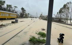 Mưa lũ Trung Bộ khiến đường sắt tê liệt, 25 chuyến tàu bị bãi bỏ, thiệt hại gần 10 tỷ đồng