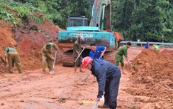Mưa lũ miền Trung: Đèo Phượng Hoàng thông xe, cảnh báo tiếp tục sạt lở