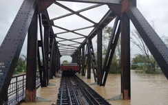 Khẩn cấp bảo vệ hạ tầng đường sắt trước mưa lũ lịch sử ở Trung Bộ