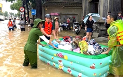 Khánh Hòa: Cảnh sát PCCC&CNCH làm nòng cốt cứu hộ, tiếp nhận nhu yếu phẩm hỗ trợ vùng lũ