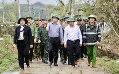 Phó Thủ tướng Lê Thành Long thăm, tặng quà người dân vùng lũ Gia Lai