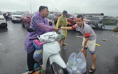 Khánh Hòa: Thấm đẫm tình người níu tay nhau vượt qua lũ dữ