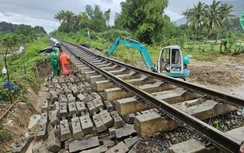 Đường sắt Trung Bộ hư hại nặng: Nhiều đoạn mất nền, ray bị treo sau mưa lũ