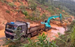 Quảng Ngãi: Sạt lở nghiêm trọng trên quốc lộ 24 qua Măng Đen, giao thông tê liệt