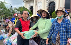 48 tấn sữa và nước uống của Vinamilk đến rốn lũ miền Trung và Tây Nguyên