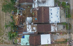 Xác xơ rốn lũ miền Trung: Bò chết nổi, người dân Hòa Thịnh giữ mạng nhờ chiếc ghe nhỏ