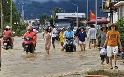 Người Diên Điền chia nhau nước ngọt, lội bùn nhão về nhà sau lũ