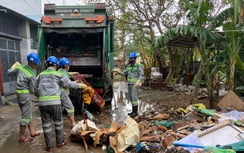 Công nhân môi trường, điện lực Quảng Ngãi hỗ trợ người dân Đắk Lắk sau lũ