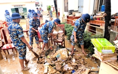 Hàng nghìn cán bộ, chiến sĩ hỗ trợ người dân Khánh Hòa, Đắk Lắk dọn dẹp sau lũ