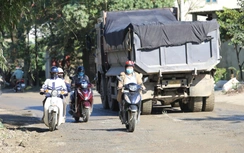 Cảnh sát giao thông Phú Thọ xử lý hàng loạt xe tải cỡ lớn cày nát tuyến đường dân sinh