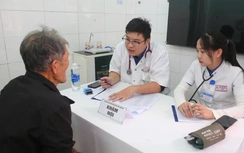 Khám bệnh, cấp thuốc miễn phí cho hơn 1.000 người dân ở Huế