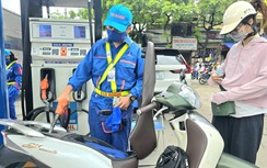 Giá xăng giảm mạnh, RON 95 về sát 20.000 đồng/lít