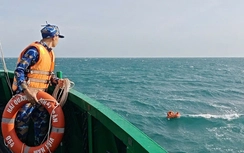 Vùng 5 Hải quân kịp thời cứu hai thuyền viên gặp nạn trên biển Tây Nam