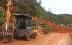 Nhiều tuyến đường qua miền Trung tái sạt lở, quốc lộ 1A ngập trở lại