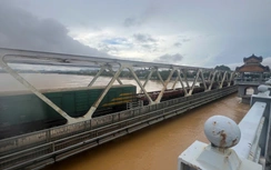 Đường sắt lại điều tàu hàng “trấn giữ” cầu Bạch Hổ giữa lũ lớn sông Hương