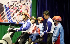 Nghệ An: Mũ bảo hiểm đạt chuẩn, hành trang đầu đời của mỗi thế hệ học sinh