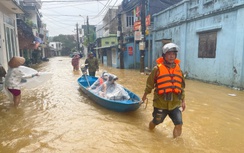 “Lũ chồng lũ” ở Huế, giao thông tê liệt, hơn 28.000 ngôi nhà chìm trong biển nước