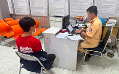 TP.HCM: Công an làm việc với nam sinh chạy xe máy độ pô, che biển số quay clip lên mạng