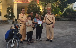 Người đàn ông chở gia đình băng qua mưa lũ đi chữa bệnh cho con và cái kết ấm lòng