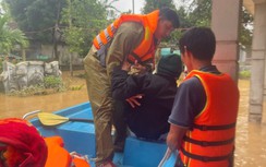 Còn 54.000 nhà bị ngập, chưa "hồi sức" sau mưa lũ, Huế lại gồng mình chống bão Kalmaegi