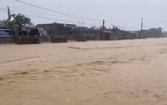 Người dân Hà Tĩnh sẻ chia và đùm bọc nhau trong mưa lũ