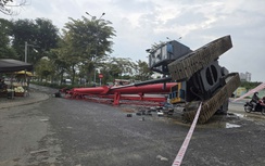 TP.HCM: Xe cẩu lật khỏi đầu kéo nằm chắn ngang đường, một người trọng thương