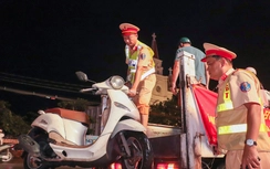 Cần Thơ: CSGT lội nước, dùng xe chuyên dụng hỗ trợ người dân qua vùng ngập sâu