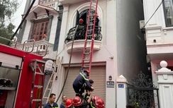 Giải cứu 3 người mắc kẹt trong đám cháy nhà lúc rạng sáng tại Hải Phòng